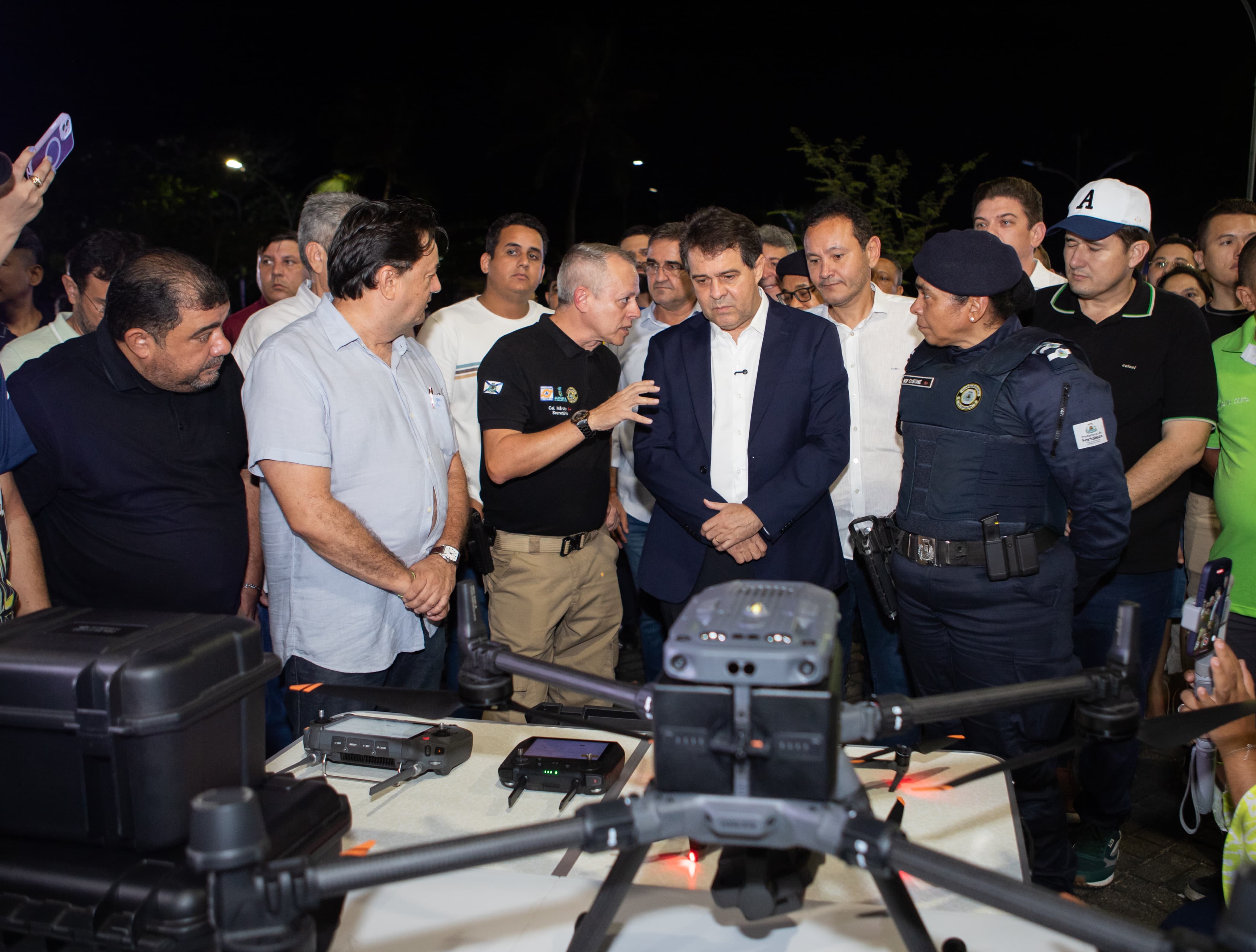 grupo de pessoas posa para a foto